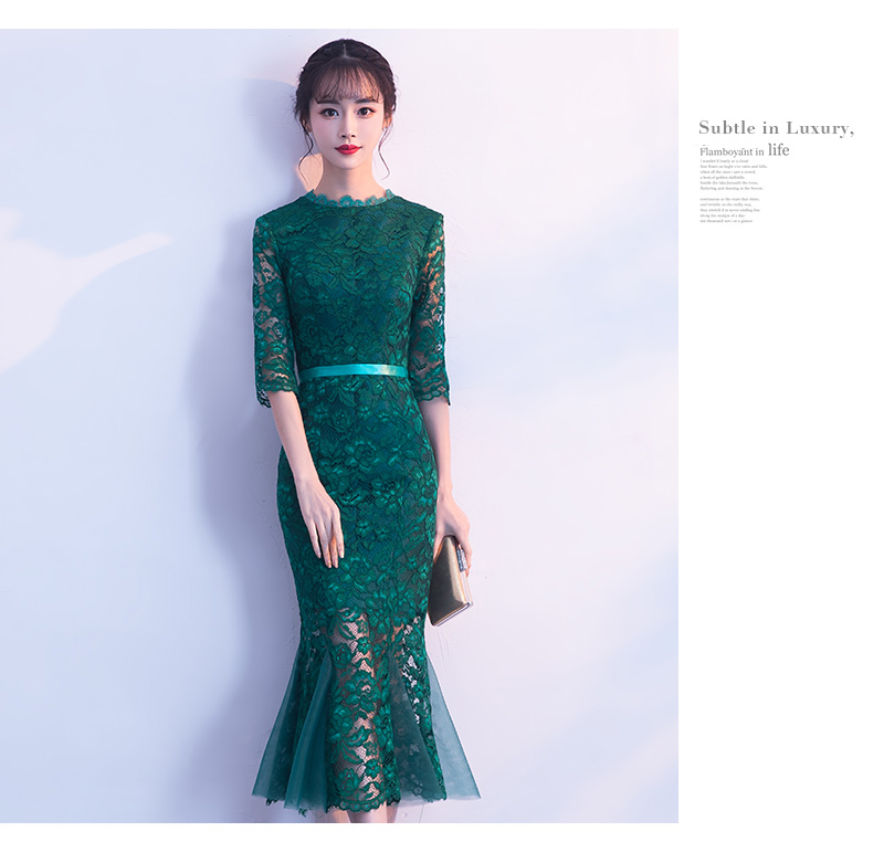 ชุดเดรสยาวสีเขียว ผ้าลูกไม้ คอปีน แขนสามส่วน ทรงเข้ารูปกระโปรงหางปลา