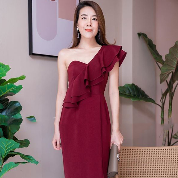 ชุดเดรสสีแดงไหล่เฉียงแระบายทรงเข้ารูป เรียบหรู สวยหรู ชุดราตรี ชุดไปงานแต่ง ชุดออกงาน