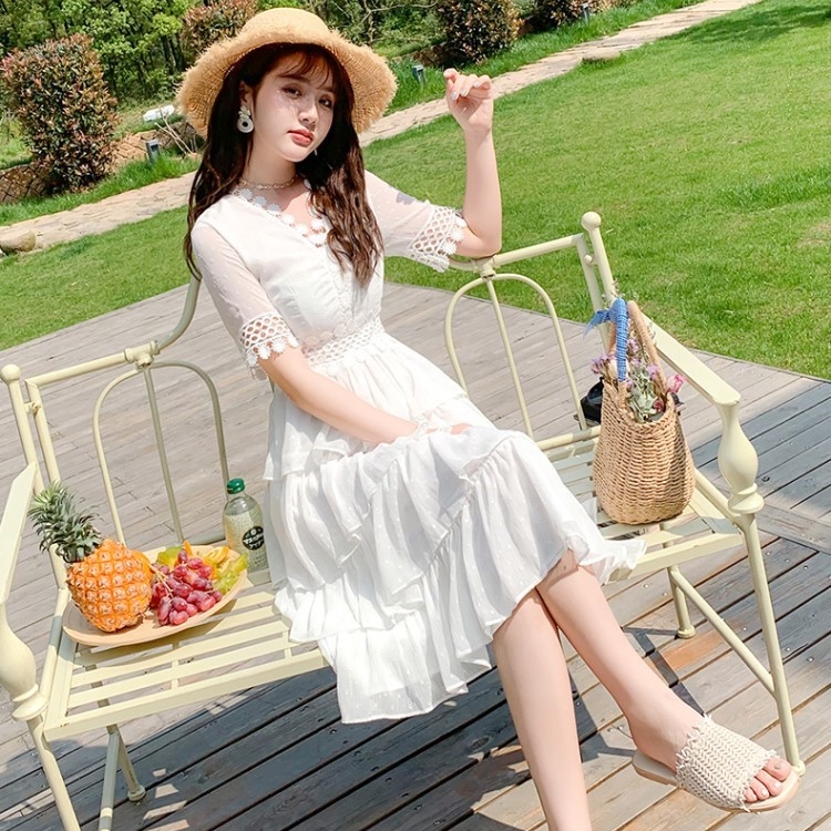 ชุดเดรสยาวสีขาว กระโปรงระบายเป็นชั้นๆ ลุคสวยหวาน น่ารักๆ สไตล์คุณหนู