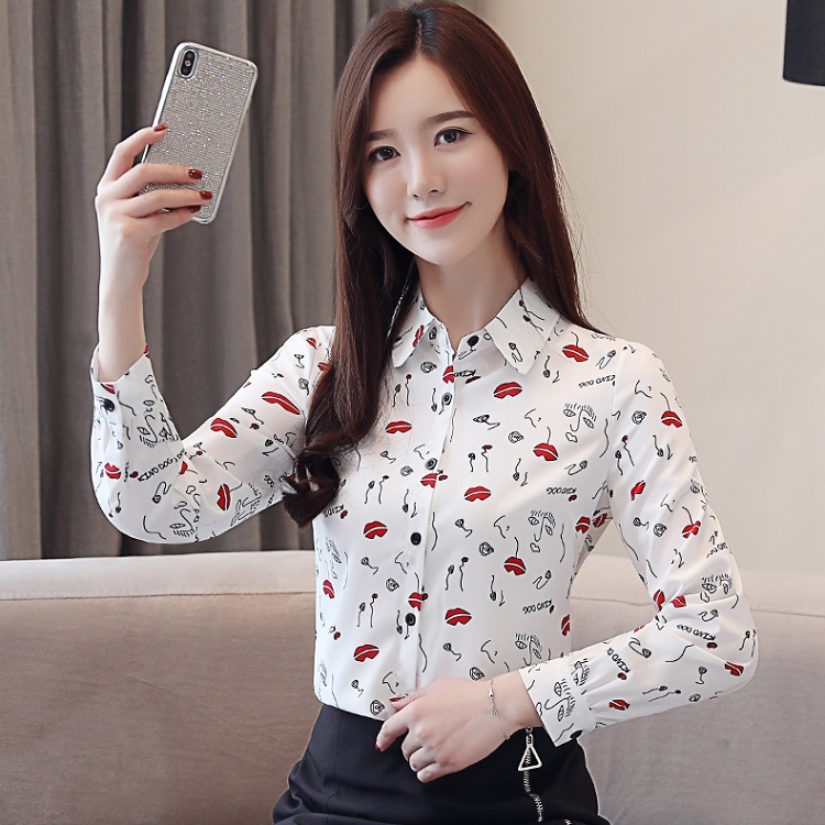 เสื้อเชิ้ตผู้หญิงสีขาวลายปากสีแดง คอปก กระดุมหน้า แขนยาว
