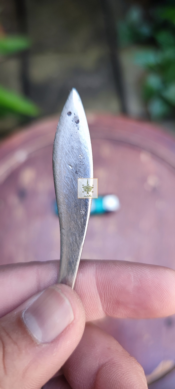 มีดเหล็กไหลเงินยวง