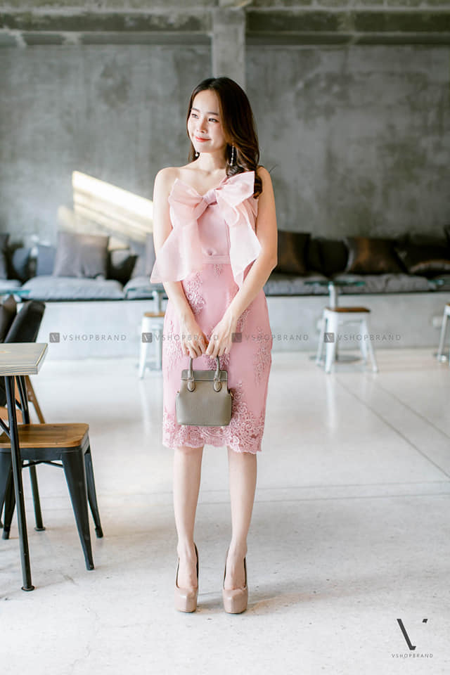 ชุดออกงาน ชุดไปงานแต่งงานสั้นสีชมพู เซ็ทเสื้อแขนข้างเดียวแต่งผ้าซีทรูผูกโบว์ กระโปรงลูกไม้ปักดิ้น