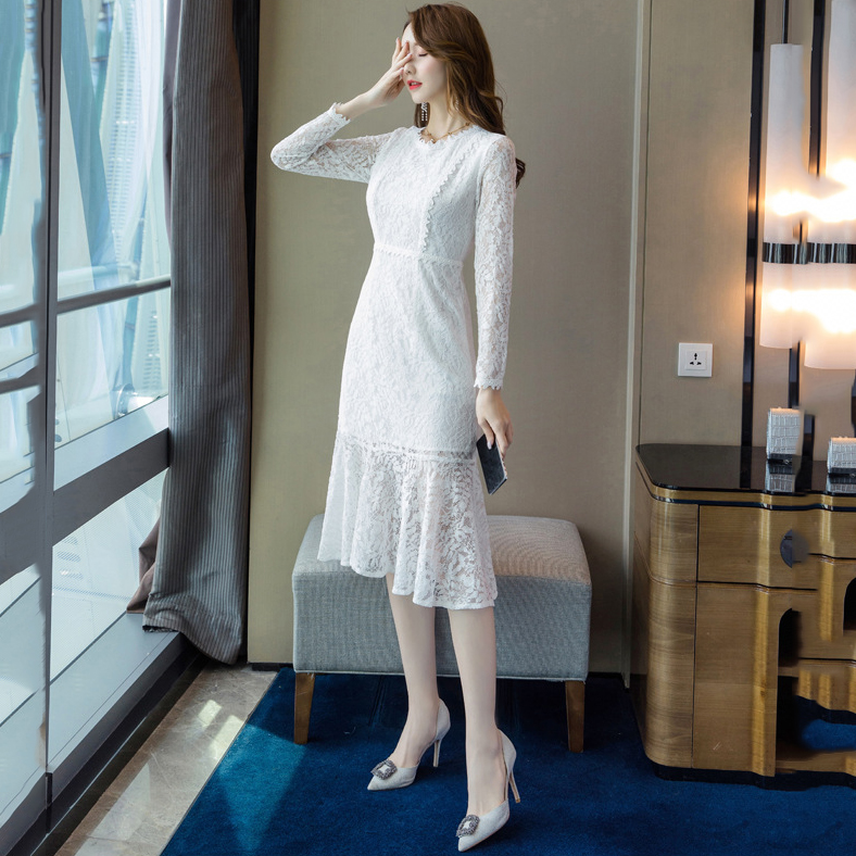 ชุดเดรสสั้นสีขาว ผ้าลูกไม้ แขนยาว ทรงข้ารูป กระโปรงทรงดินสอแต่งระบาย