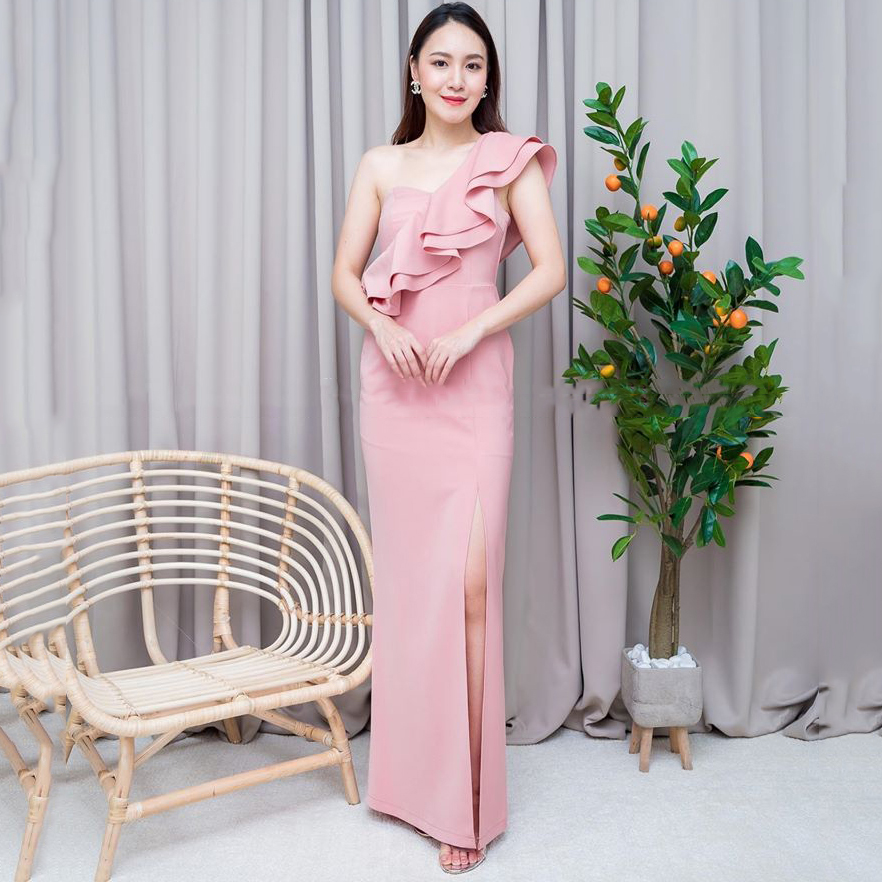 ชุดไปงานแต่งงานสีชมพู เดรสยาวไหล่เฉียงระบาย แบบสวยๆ เรียบหรูดูแพง ชุดราตรี ชุดไปงานแต่งงาน ชุดออกงาน