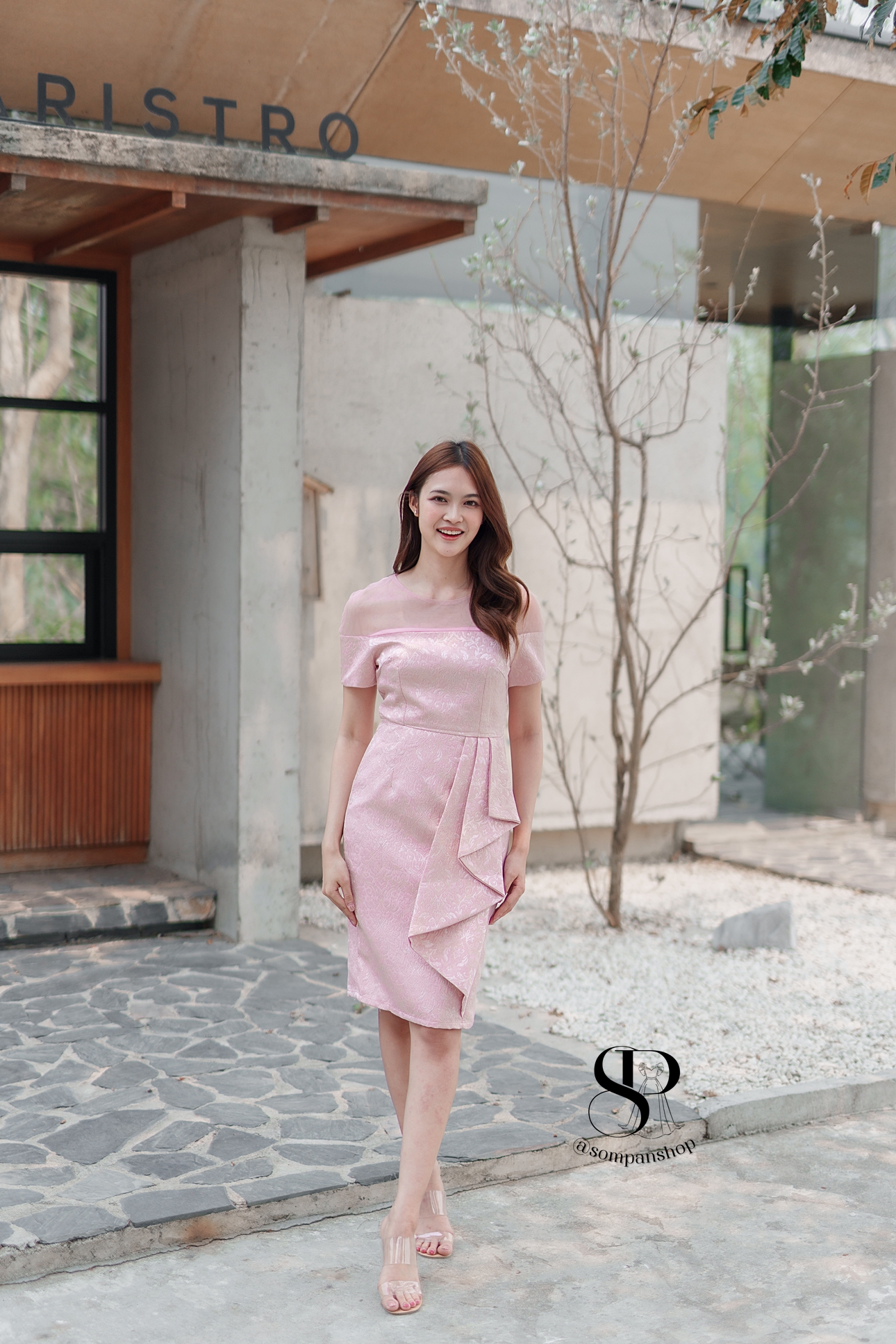 ชุดเดรสออกงานสีชมพู ทรงเข้ารูป ผ้าอัดลาย ช่วงไหล่ซีทรู เอวแต่งจีบ ทรงเข้ารูป เรียบหรู สวย ดูดี ใส่เป็นชุดราตรี ชุดออกงาน ชุดไปงานแต่งงาน กลางวัน กลางคืน