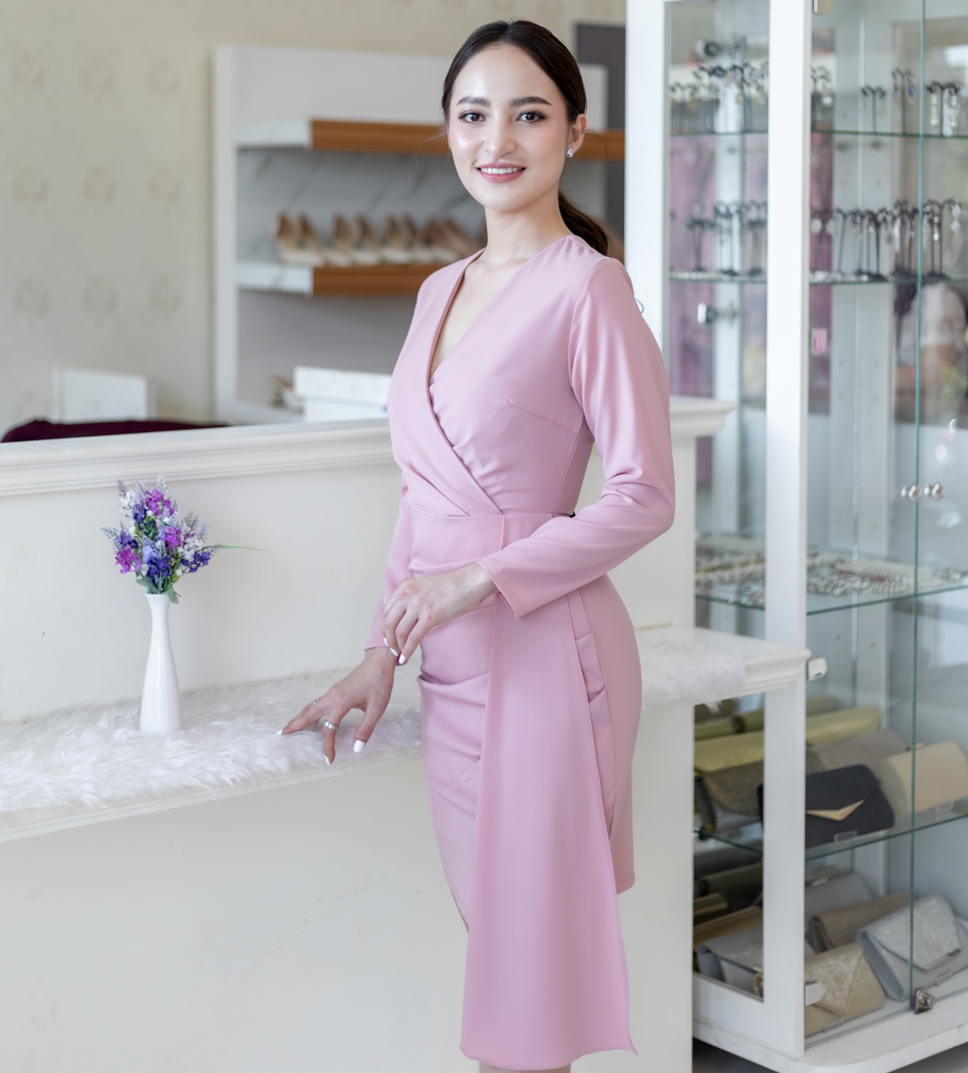 ชุดราตรี ชุดออกงาน ชุดไปงานแต่งสีชมพู เดรสสั้นเข้ารูปทรงเอ แขนยาว กระโปรงแต่งจีบระบายข้าง แนวเรียบหรู สวยดูดี