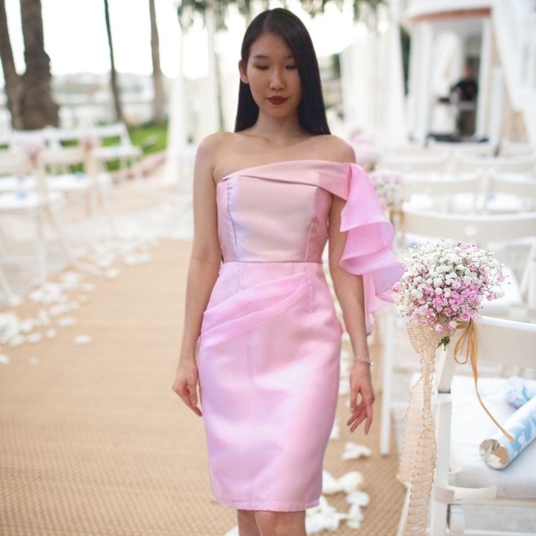 ชุดราตรี ชุดออกงาน ชุดไปงานแต่งงานสีชมพู ไหล่เฉียงข้างแต่งระบายผ้าไหมแก้ว ชุดทรงเข้ารูป กระโปรงสั้นทรงสอบ
