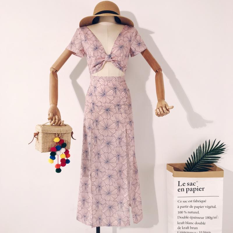 ชุดใส่ไปเที่ยวทะเลสีชมพูลายดอกไม้ เซ็ท2ชิ้น เสื้อครอปคอวีลึก + กระโปรงยาวผ่าหน้าเก๋ๆ