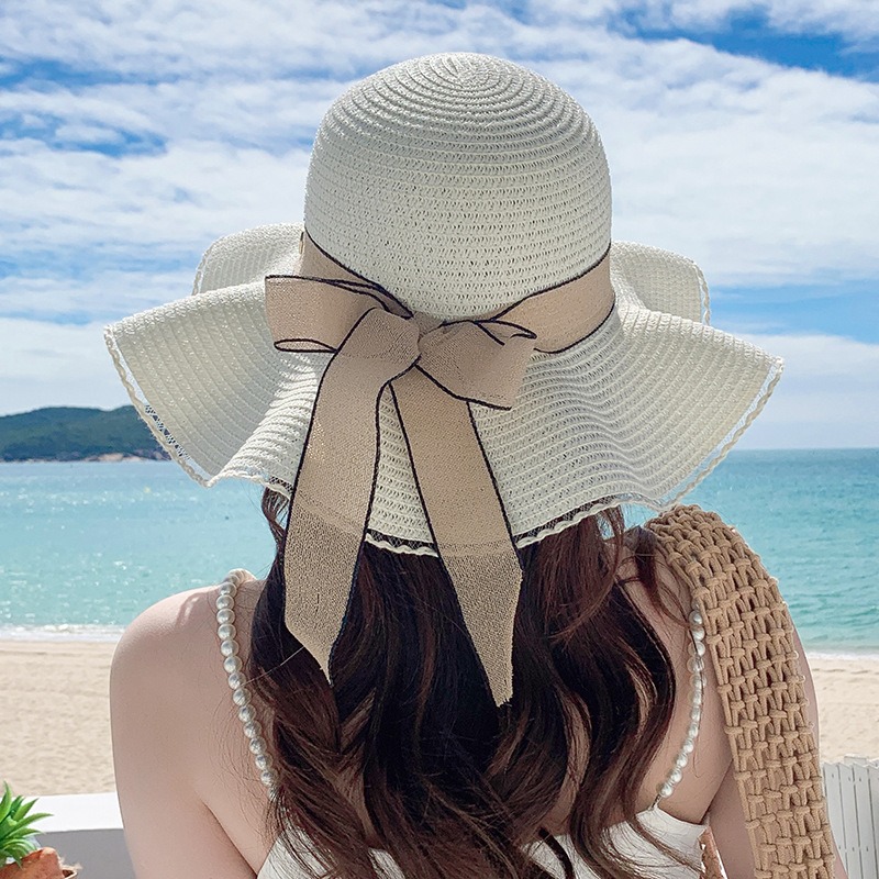 หมวกปีกกว้างไปทะเลสีครีมคาดโบว์ หมวกไปทะเลเก๋ๆ เริ่ดๆ ไอเทมที่สาว ๆ ควรพกไว้เพิ่มความเก๋ชิค กันแดดกันลม ถ่ายรูปสวย