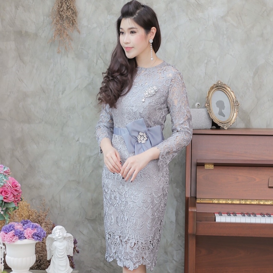 ชุดเดรสออกงานสีเทา เข้ารูป ผ้าลูกไม้ เกรดพรีเมี่ยม แนวเรียบหรู สวยสง่า ดูดี ใส่ออกงานได้ทั้งงานกลางวัน / งานกลางคืน
