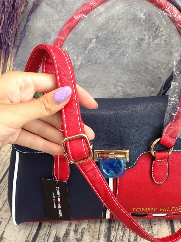 Tommy Hilfiger กระเป๋าถือหรือสะพาย สีกรม-แดง