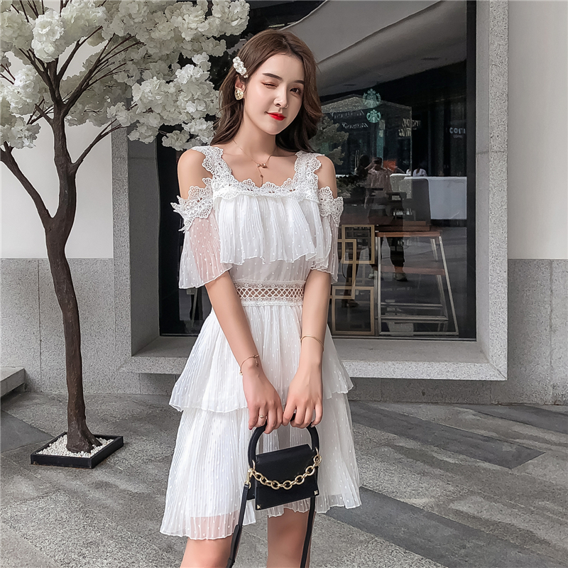 ชุดเดรสสั้นสีขาว สายเดี่ยวแต่งลูกไม้ แต่งระบาย กระโปรงสั้นทรงขนมชั้นแต่งระบายสองชั่น