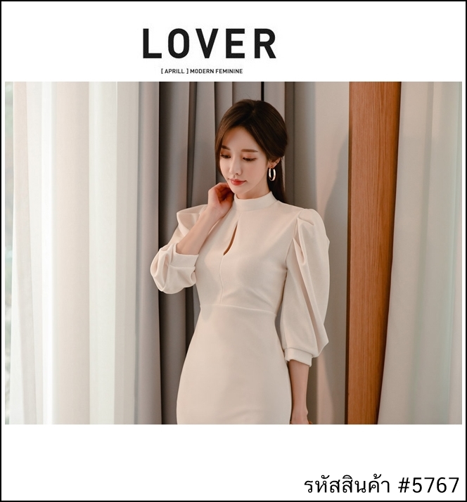 ชุดเดรสสั้นสีขาว ทรงเข้ารูป แขนสามส่วน แนวเรียบหรู สวยดูดี