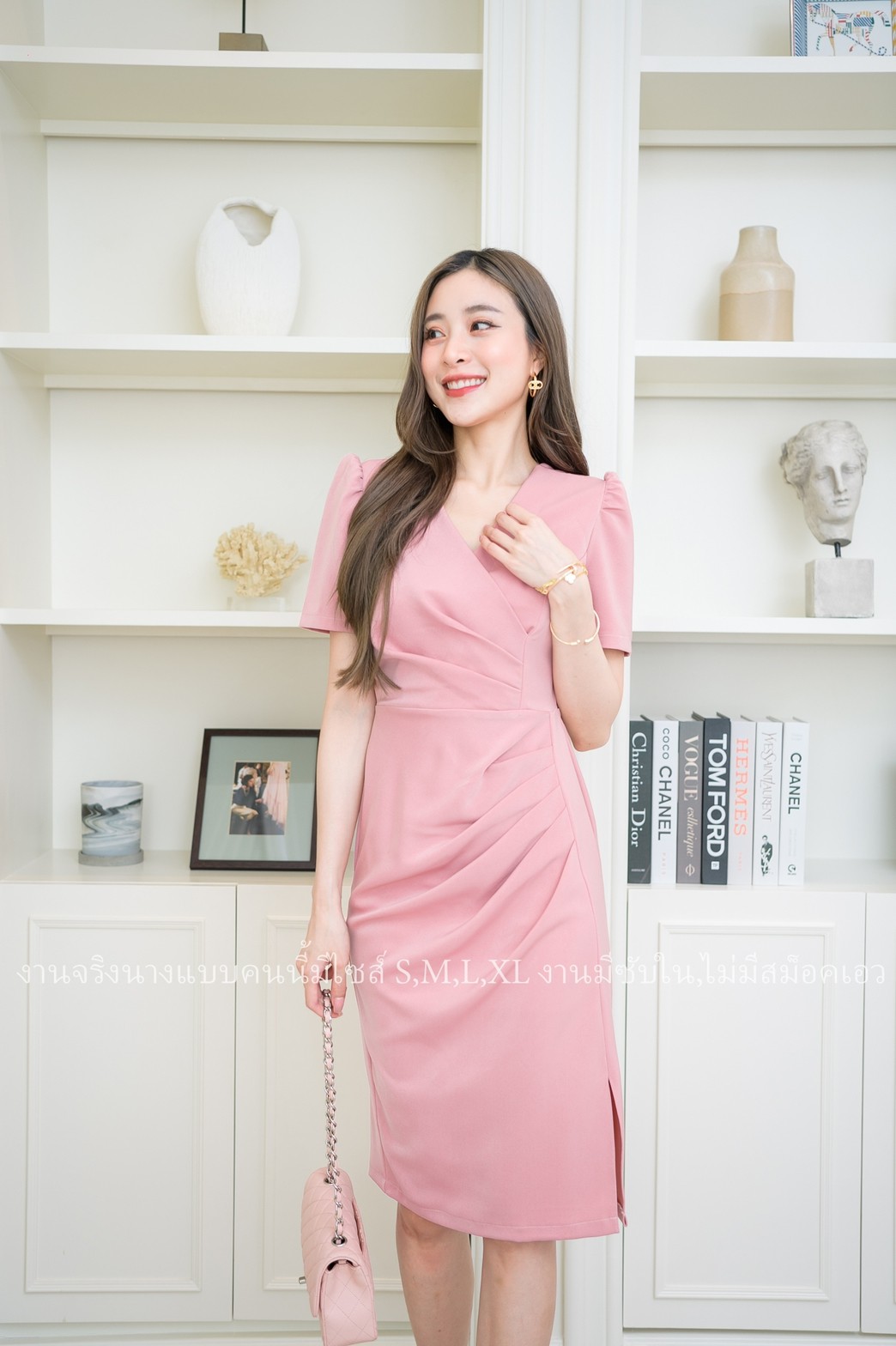 ชุดเดรสสั้นสีชมพู แขนสั้น คอวี ทรงเข้ารูป แนวเรียบร้อย สวย ดูดี ชุดเดรสทำงาน ชุดเดรสออกงาน ชุดเดรสไปงานแต่ง