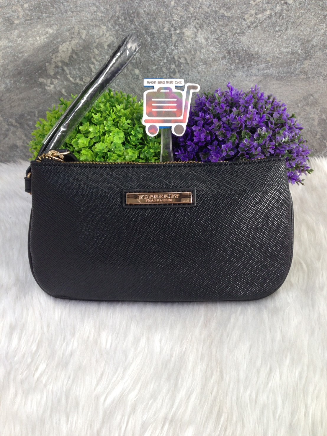 BURBERRY กระเป๋าคลัท คล้องมือ