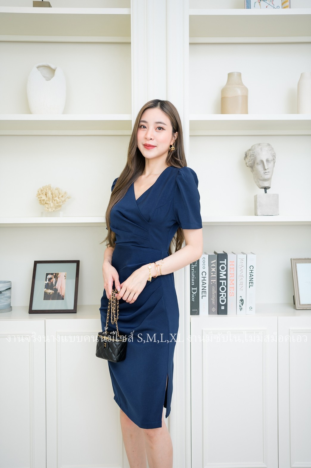 ชุดเดรสสั้นสีน้ำเงินกรมท่า แขนสั้น คอวี ทรงเข้ารูป แนวเรียบร้อย สวย ดูดี ชุดเดรสทำงาน ชุดเดรสออกงาน ชุดเดรสไปงานแต่ง