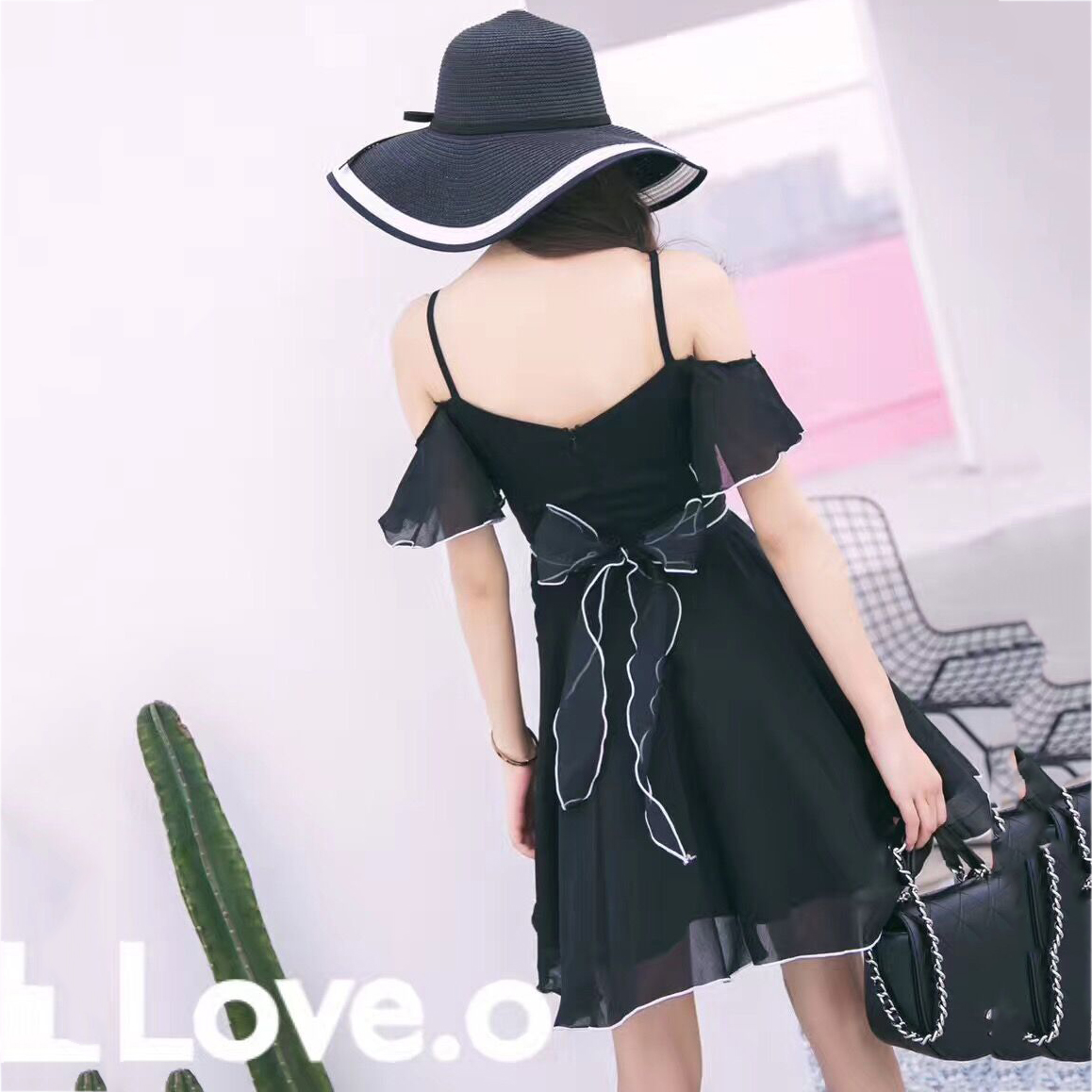 ชุดเดรสสั้นสีดำ เปิดไหล่ กระโปรงทรงบาน สวยเก๋ น่ารักสไตล์เกาหลี