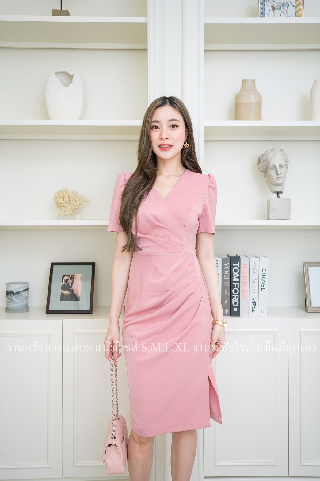 ชุดเดรสสั้นสีชมพู แขนสั้น คอวี ทรงเข้ารูป แนวเรียบร้อย สวย ดูดี ชุดเดรสทำงาน ชุดเดรสออกงาน ชุดเดรสไปงานแต่ง