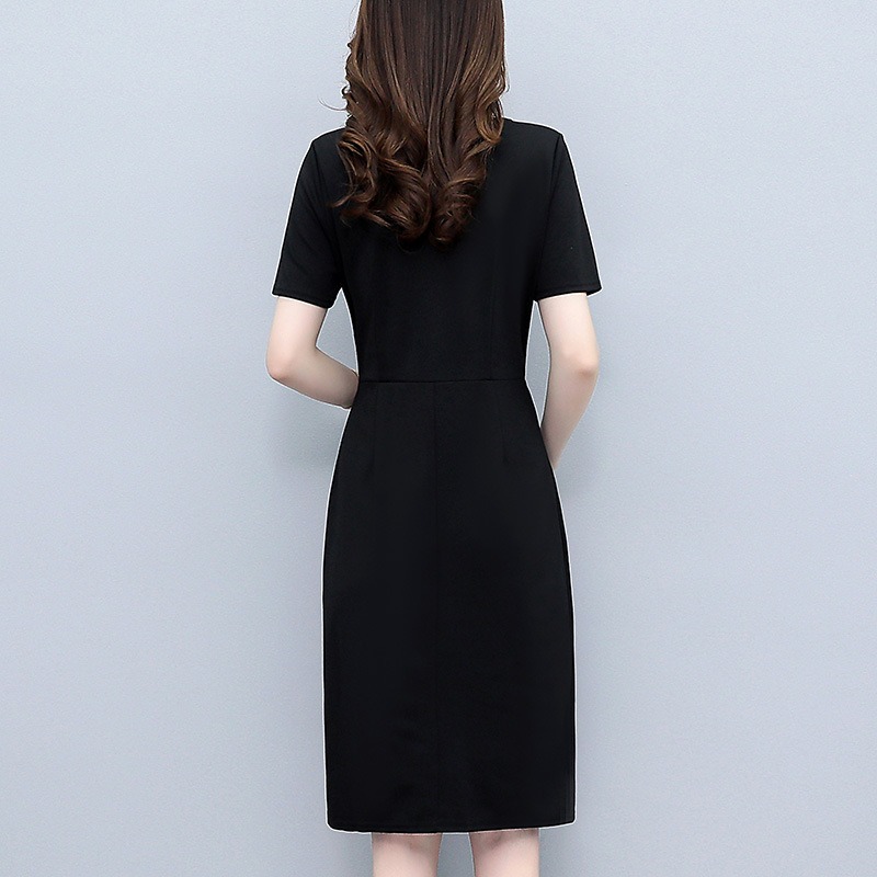 พร้อมส่ง !! ชุดเดรสสั้นสีดำ แขนสั้น ทรงเข้ารูป เอวแต่งจีบระบาย กระโปรงคลุมเข่า แถมฟรีเข็มกลัด เรียบร้อย สวยดูดี ดูสุภาพ