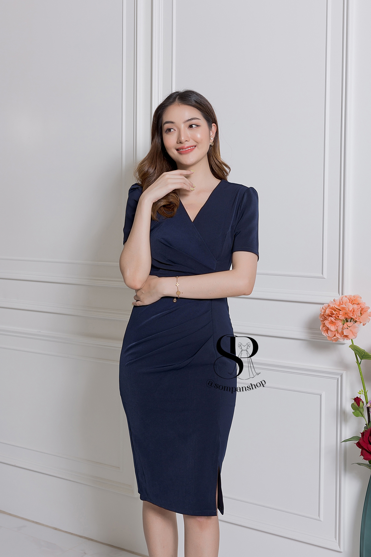 ชุดเดรสสั้นสีน้ำเงินกรมท่า แขนสั้น คอวี ทรงเข้ารูป แนวเรียบร้อย สวย ดูดี ชุดเดรสทำงาน ชุดเดรสออกงาน ชุดเดรสไปงานแต่ง