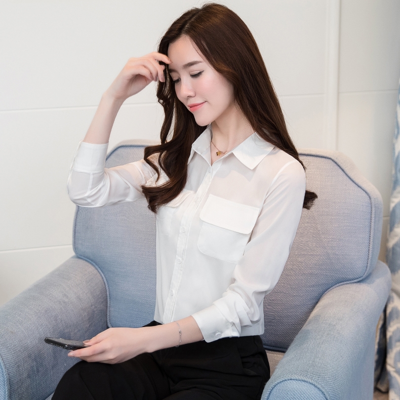 เสื้อเชิ้ตผู้หญิงสีขาว คอปก แขนยาว กระดุมหน้า แต่งกระเป๋า