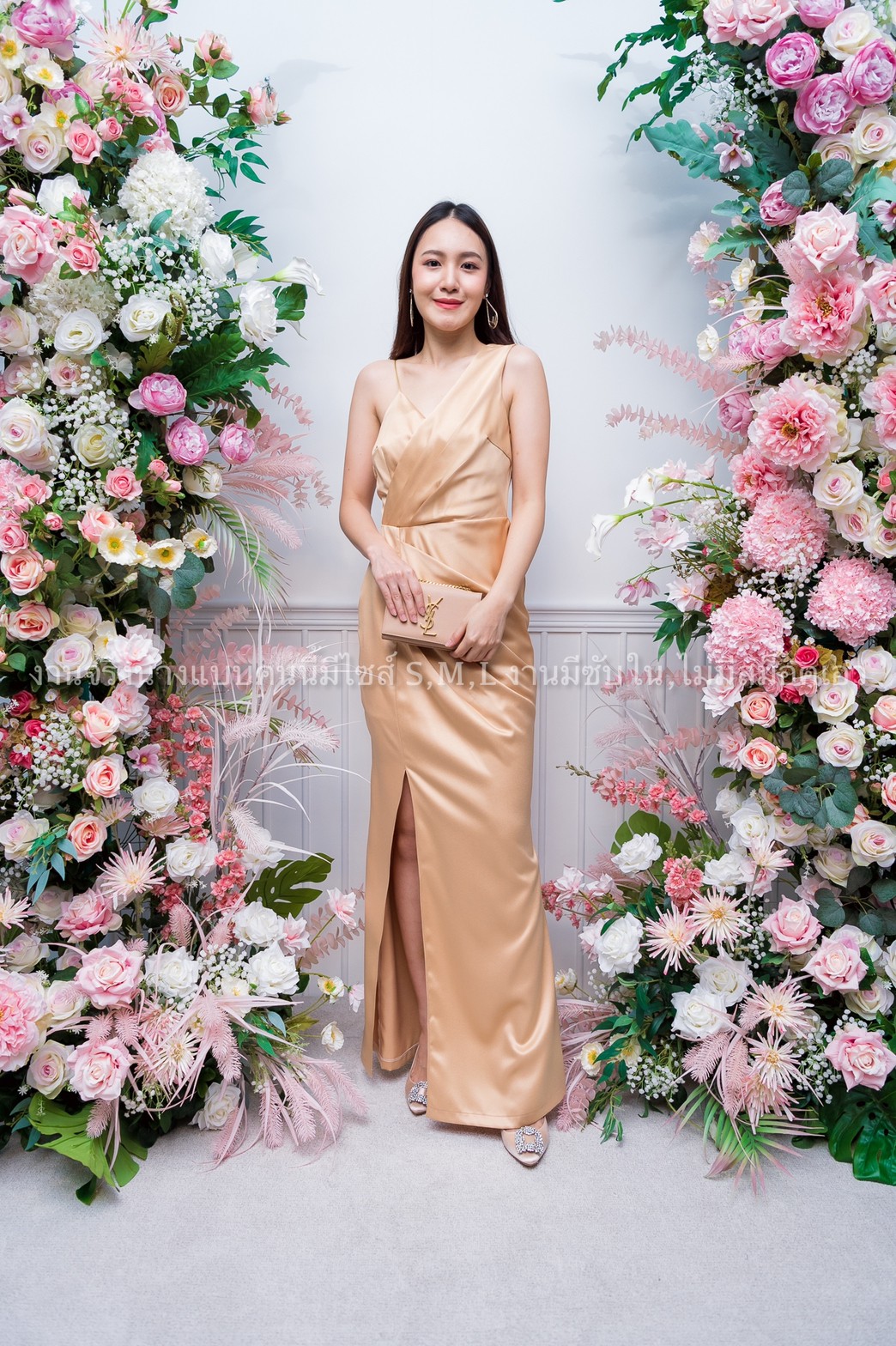 ชุดไปงานแต่งงานสีทอง สายเดี่ยว เอวจีบข้าง แนวเรียบหรู สวยดูดี ใส่ไปงานแต่งงาน ชุดออกงาน ชุดราตรี