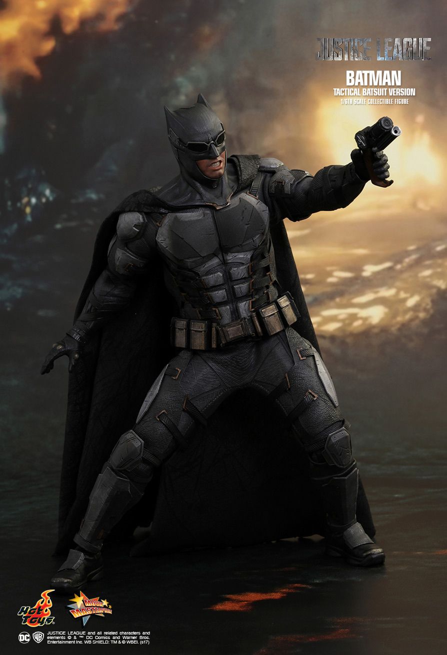 HOT TOYS 1/6 BATMAN (TACTICAL BATSUIT VERSION)