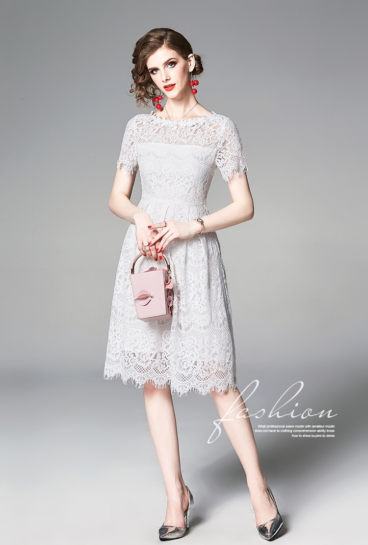 ชุดเดรสลูกไม้สีขาว