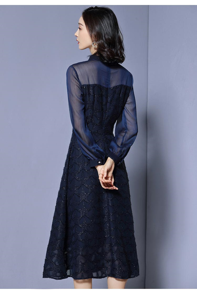 ชุดเดรสสั้นสีน้ำเงินกรมท่า ช่วงไหล่-แขนแต่งซีทรู กระโปรงสั้นทรงเอ ผ้าชีฟองอัดลาย