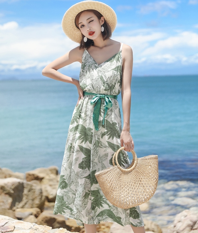 ชุดเที่ยวทะเลสีขาวลายใบไม้ จั๊มกางเกขายาวสายเดี่ยว
