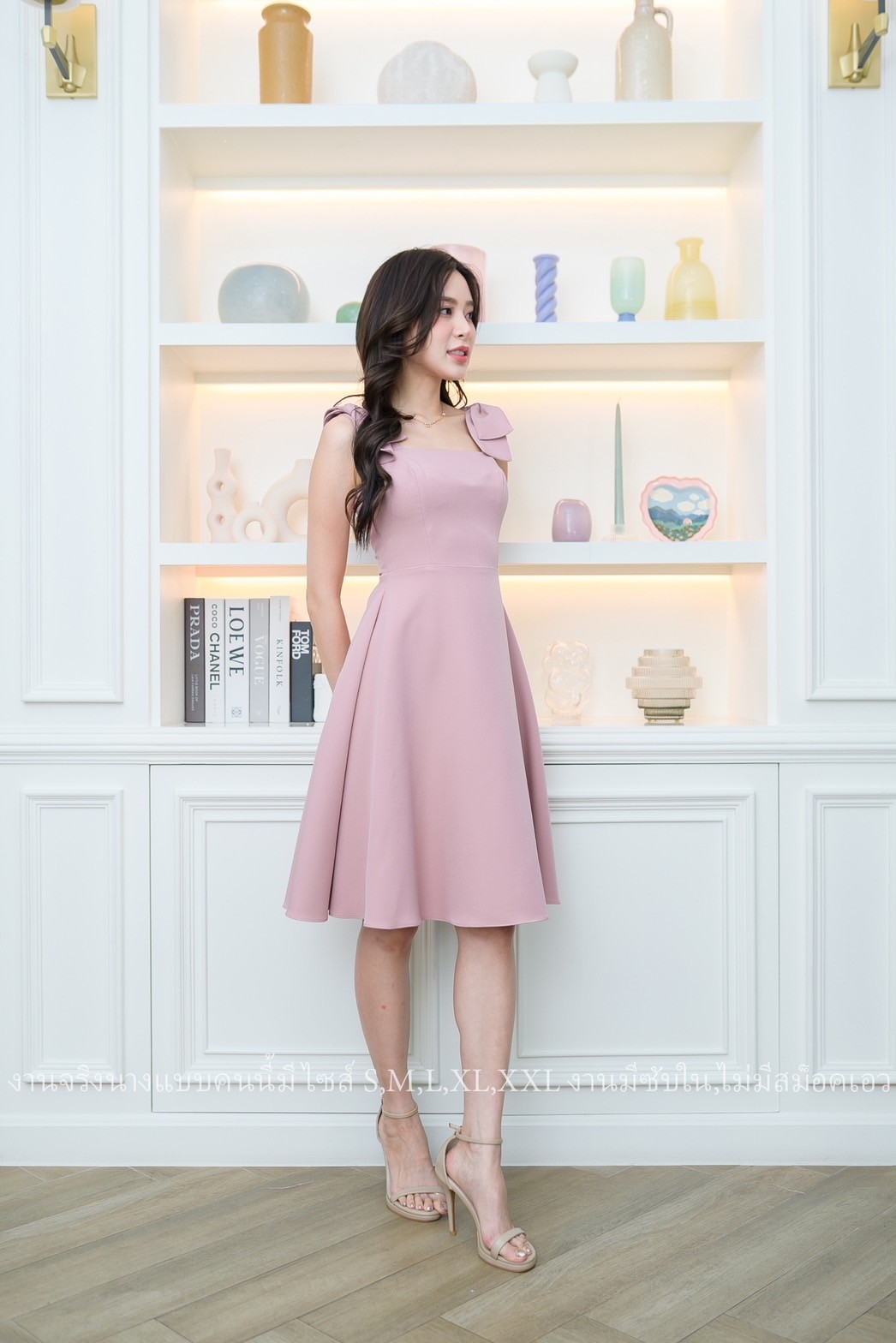 ชุดราตรี ชุดออกงาน ชุดไปงานแต่งสีชมพู เดรสสั้นไหล่โบว์ กระโปรงทรงบานคลุมเข่า แนวน่ารัก เรียบหรู สวยดูดี
