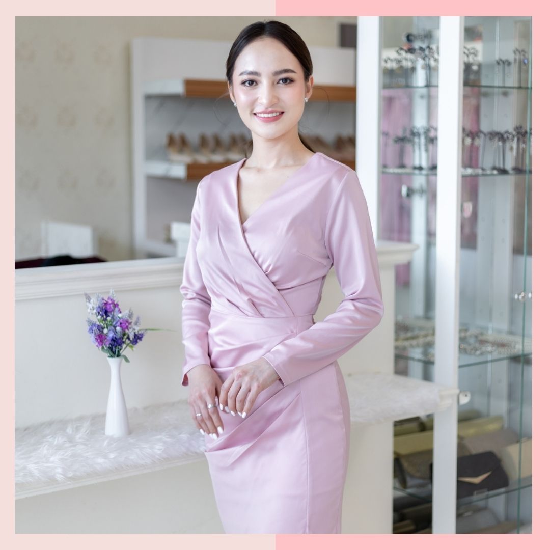 ชุดราตรี ชุดออกงาน ชุดไปงานแต่งชมพู เดรสสั้นเข้ารูปทรงเอ แขนยาว แนวเรียบหรู สวยดูดี