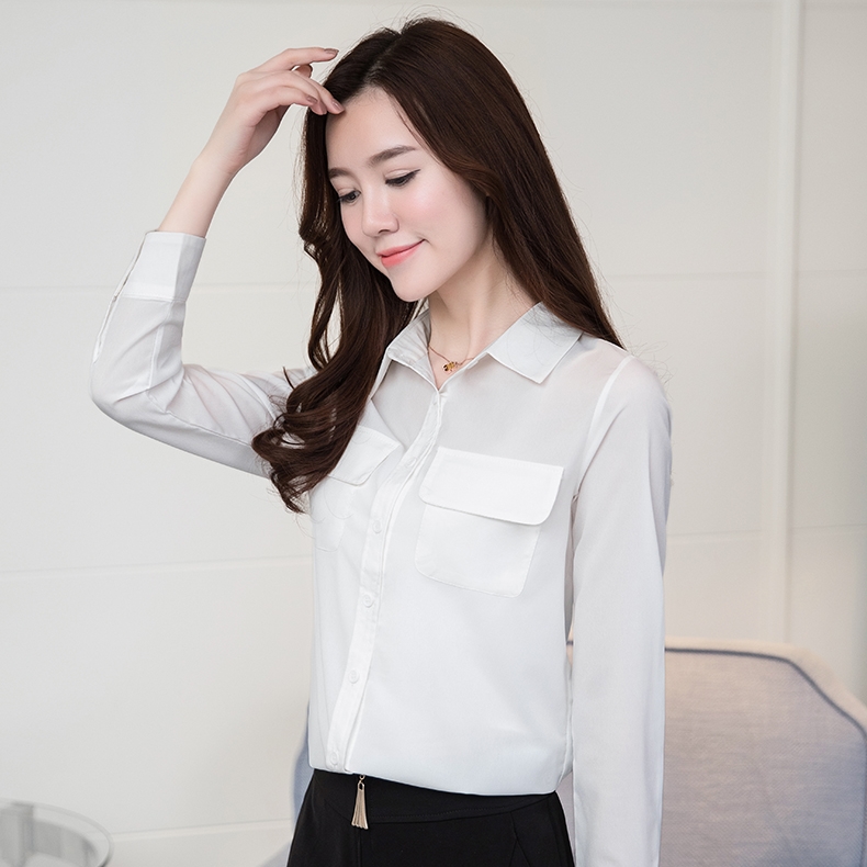 เสื้อเชิ้ตผู้หญิงสีขาว คอปก แขนยาว กระดุมหน้า แต่งกระเป๋า