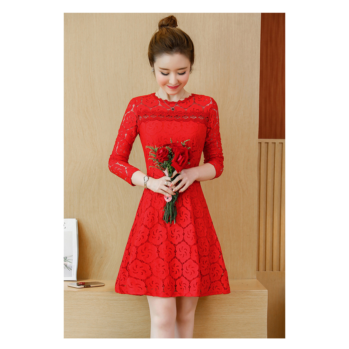 ชุดเดรสสั้นสีแดง ผ้าลูกไม้ แขนยาว ทรงข้ารูป กระโปรงบาน ซิปหลัง เป็นแฟชั่นชุดกระโปรงแบบสวยๆน่ารัก ใส่เป็น ชุดไปงานแต่งงาน ชุดแซกออกงาน ชุดทํางาน ชุดสาวออฟฟิตเกาหลี คนอ้วนสาวอวบก็ใส่ได้