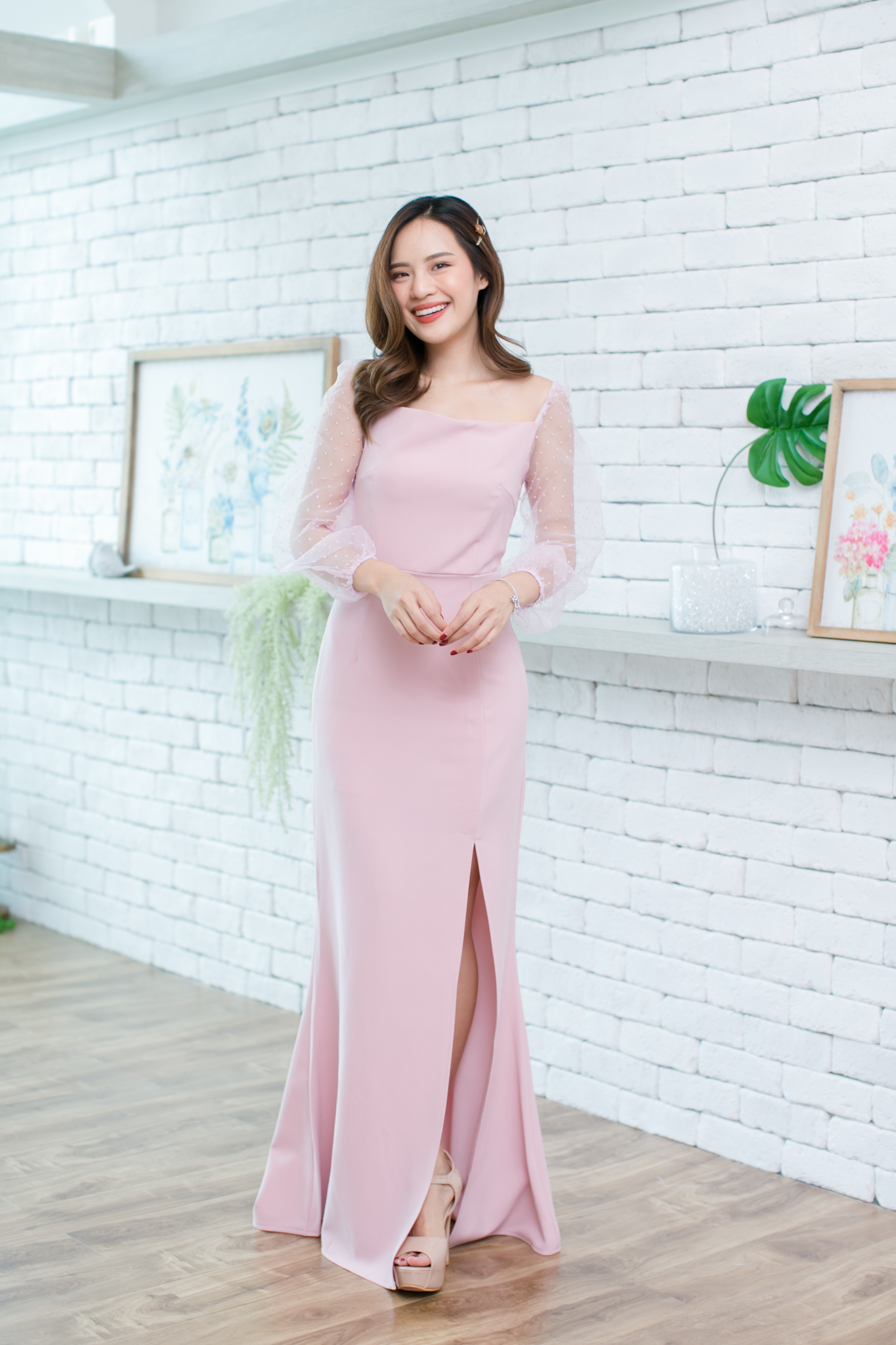 ชุดออกงานราตรี/ชุดไปงานแต่งสีชมพู คอเหลี่ยม แขนยาวซีทรู กระโปรงยาวผ่าหน้า