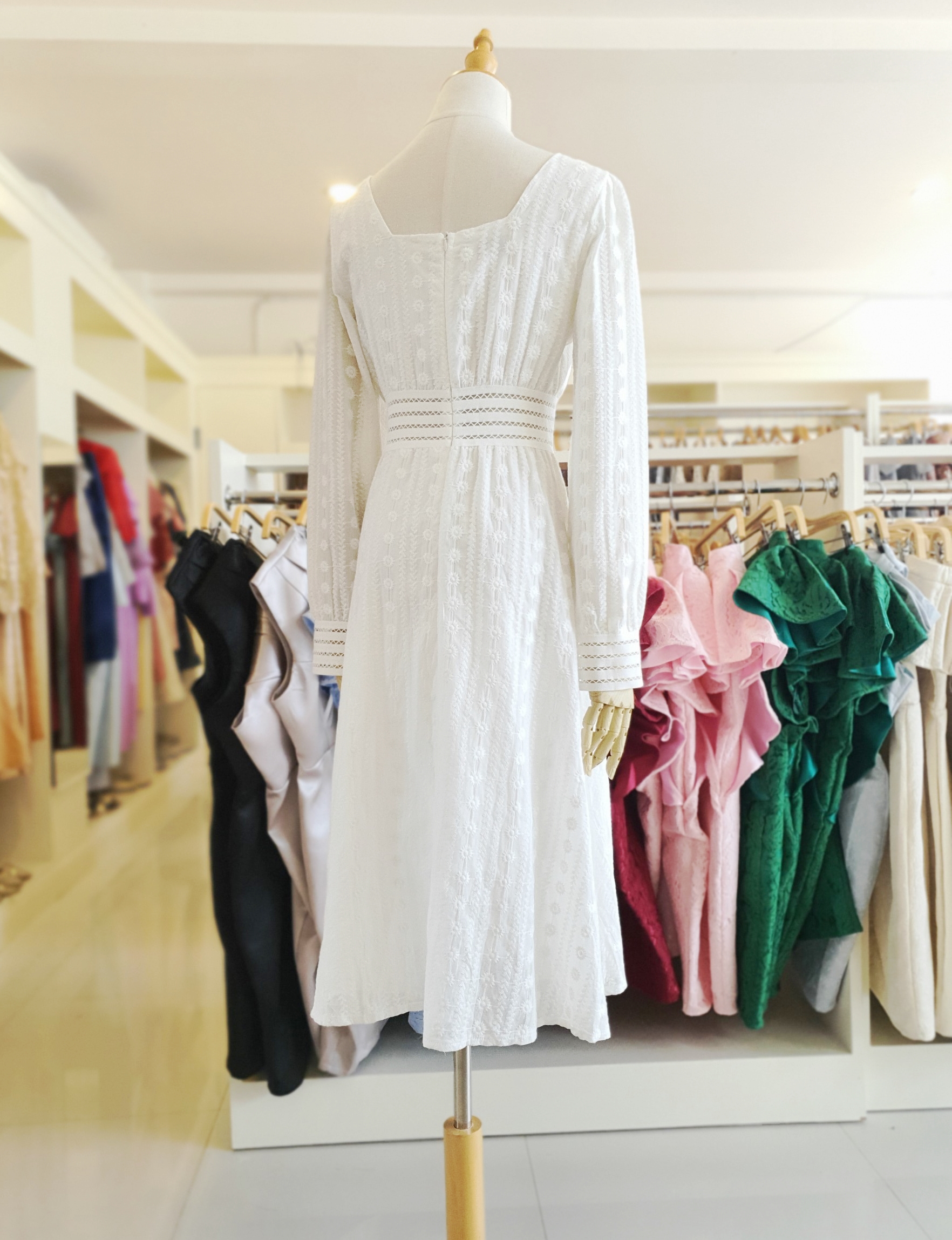 ชุดเดรสสั้นสีขาว แขนยาว ผ้าลูกไม้ฉลุ แนวเรียบร้อย สวยสุภาพ เรียบหรู