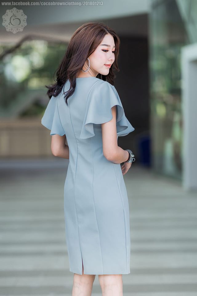 ชุดเดรสสั้นสีเทาแขนระบายแต่งคริสตรัลช่วงไหล่