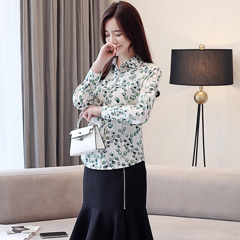 เสื้อเชิ้ตผู้หญิงสีขาว แขนยาว ผ้าชีฟอง ลายใบไม้สีเขียว คอปก กระดุมหน้า
