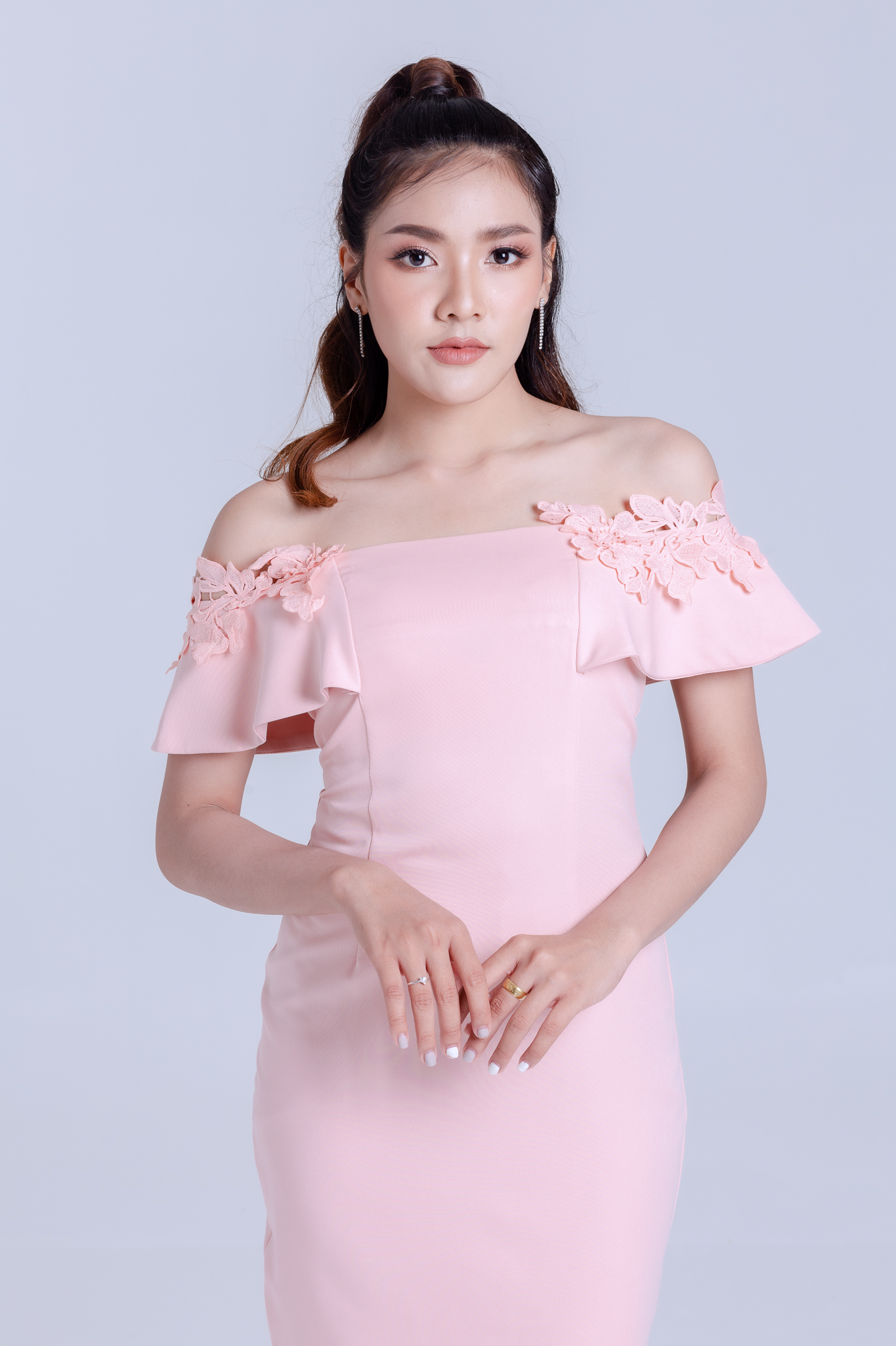 ชุดราตรี ชุดออกงาน ชุดไปงานแต่งงานงานสีชมพูโอรส เปิดไหล่แต่งดอกไม้ เดรสทรงเข้ารูป เรียบหรู สวยดูดี