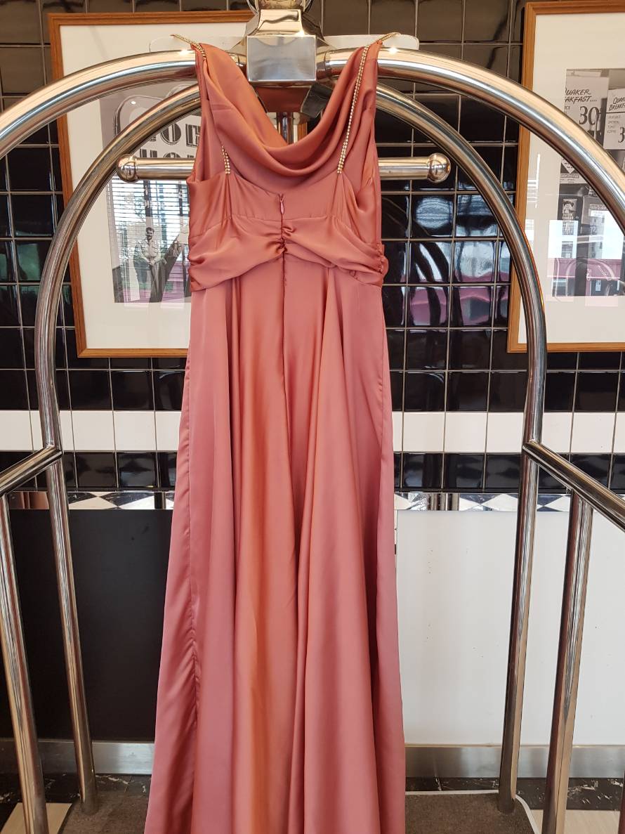 ชุดราตรียาวสีชมพู สายเดี่ยว อกจีบย้วยสวยเก๋ กระโปรงยาวทรงบาน สวยหรู สุดอลัง ใส่ออกงานราตรี ไปงานแต่งงานเรียบหรู