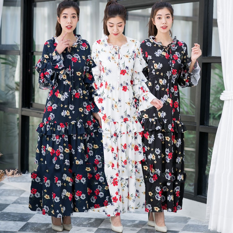 ชุดเดรสยาวลายดอกไม้ ทรงสุดฮิต แต่งกระโปรงกับแขนระบายเป็นชั้นๆ เพ้นลายผ้าสวยเว่อ