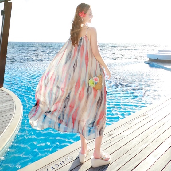ชุดใส่เที่ยวทะเล เดรสยาวลายกราฟฟิค สายเดี่ยว ทรงปล่อย ผ้าชีฟอง แฟชั่นชุดใส่เที่ยวทะเล ไอเดียชุดแต่งตัวไปเที่ยวทะเล ใครมีแพลนไปทะเลแต่ยังไม่ได้หาชุดต้องดู!