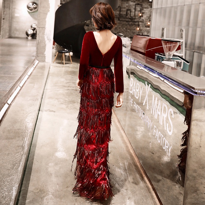 ชุดราตรียาวสีแดงสไตล์เรียบหรูดูแพง แขนสามส่วนกระโปรงทรงหางปลาแต่งระบาย เรียบหรูดูแพง สวยดูดี