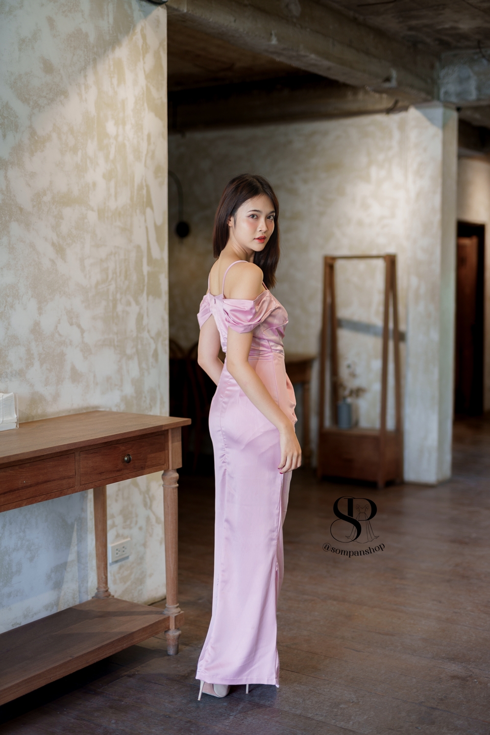 ชุดออกงานสีชมพู เดรสยาวสายเดี่ยวคล้องไหล่ กระโปรงยาวผ่าหน้า แนวเรียบหรู ชุดราตรี ชุดไปงานแต่งงาน