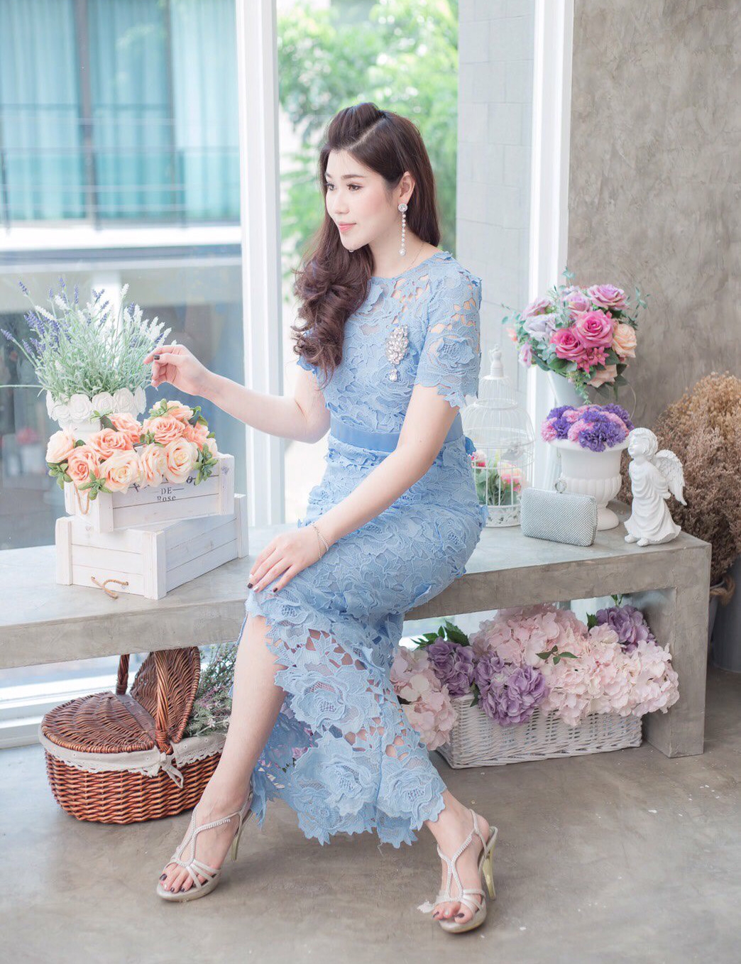 ชุดเดรสออกงานสีฟ้า ผ้าลูกไม้ เข้ารูป เรียบหรู สวยสง่า ดูดี