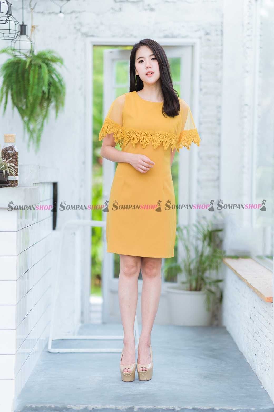 ชุดเดรสสีเหลือง เข้ารูป แต่งระบายลูกไม้ แนวเรียบๆ สวยหวาน เหมาะสำหรับใส่เป็นชุดทำงาน