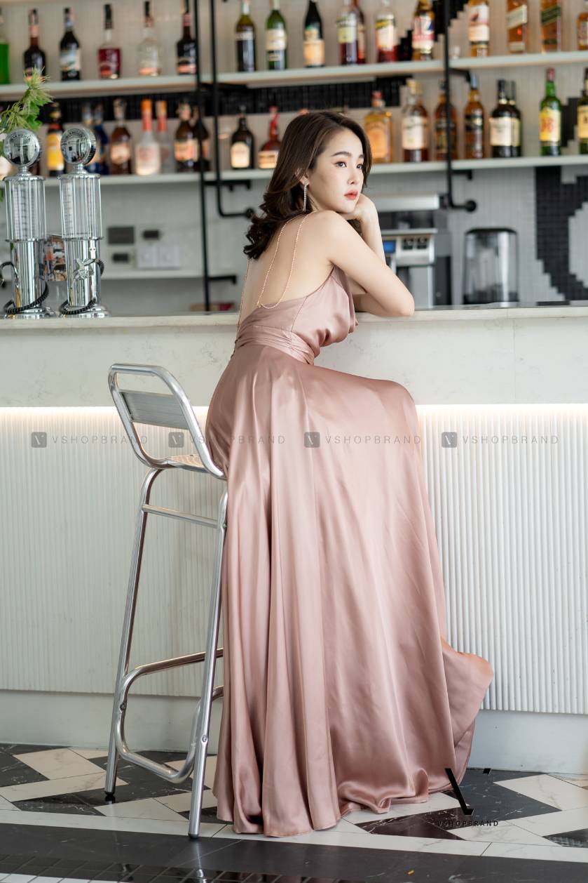 ชุดออกงานราตรียาวสีน้ำตาลทอง ชุดไปงานแต่งงานสีน้ำตาลทอง สายเดี่ยว อกจีบย้วยสวยเก๋ กระโปรงยาวทรงบาน สวยหรู สุดอลัง