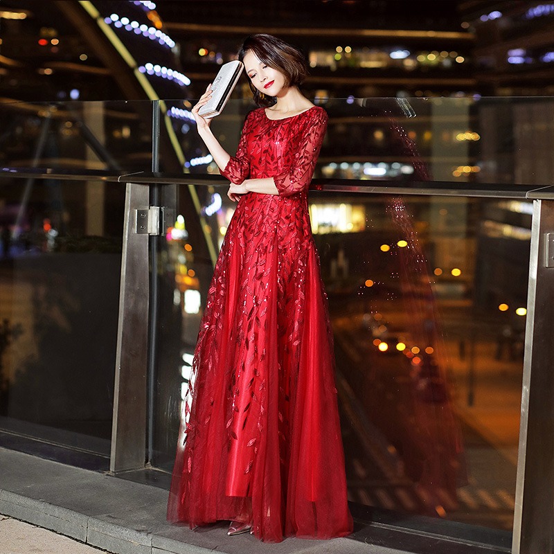 ชุดราตรียาวสีแดง เดรสออกงานปักลายใบไม้แขนสามส่วน กระโปรงทรงหางปลา เรียบหรูดูแพง สวยดูดี แบบสวยทันสมัย ใส่ออกงาน งานราตรี ไปงานแต่ง