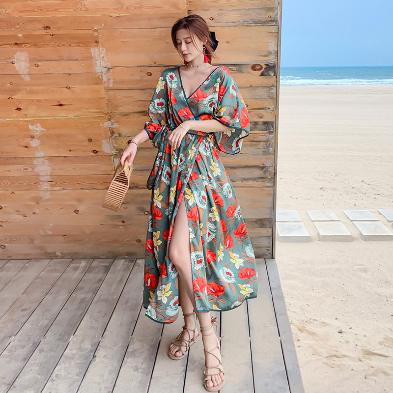 ชุดเที่ยวทะเล ชุดเดรสยาวสีเขียวลายดอกไม้ ทรงปล่อย แขนปีกค้างคาว