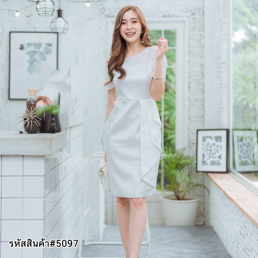 ชุดเดรสสั้นสีขาว ทรงเอเข้ารูป แขนสั้น เอวแต่งจีบระบาย